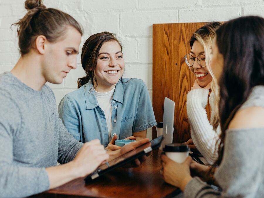 Échange autour d'une table entre porteurs de projet et accompagnateur